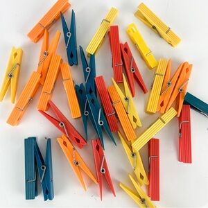 32 Vintage Lot Plastic Ribbed Clothes Pins Color Mid Century Mod Retro Laundry